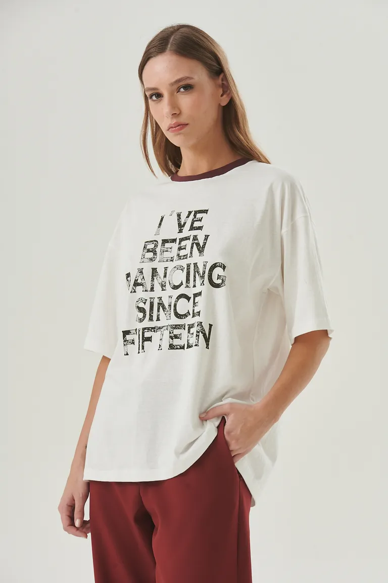 Remera blanca oversized con estampa gráfica y frase inspiradora de Sweet en Remeras para argentina