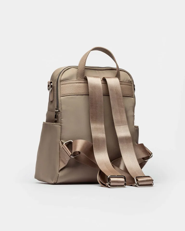 Mochila Anake de nylon con detalles funcionales y combinación de texturas de Prüne en Mochilas para argentina