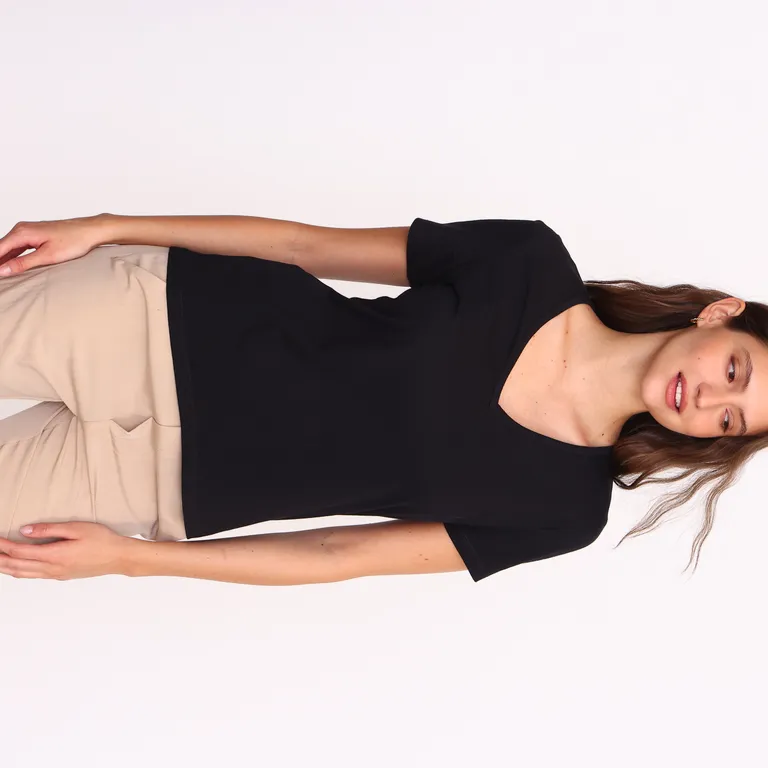 Remera básica de escote en V con corte regular y manga corta para mujer de Yagmour en Remeras para argentina