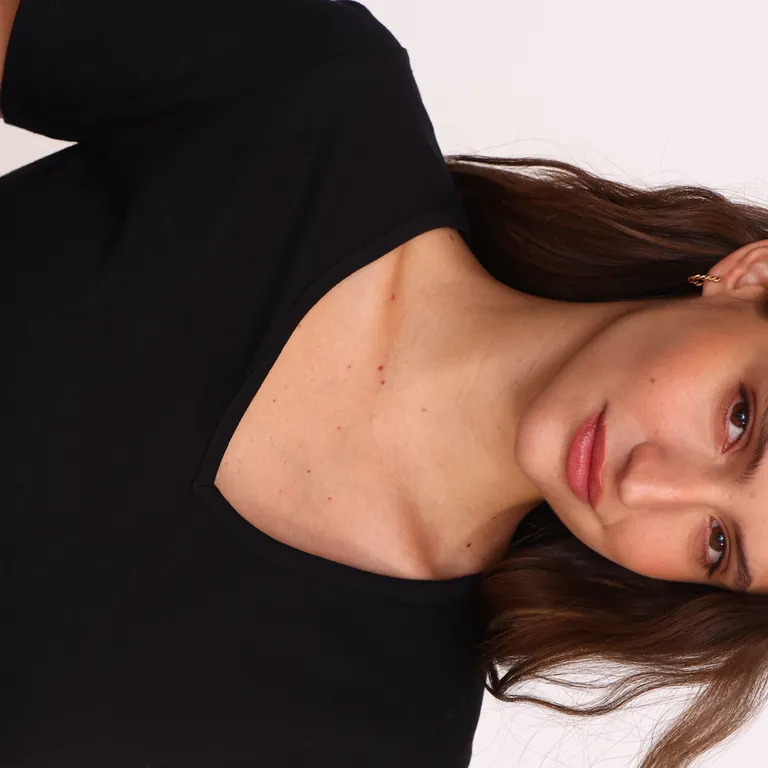 Remera básica de escote en V con corte regular y manga corta para mujer de Yagmour en Remeras para argentina