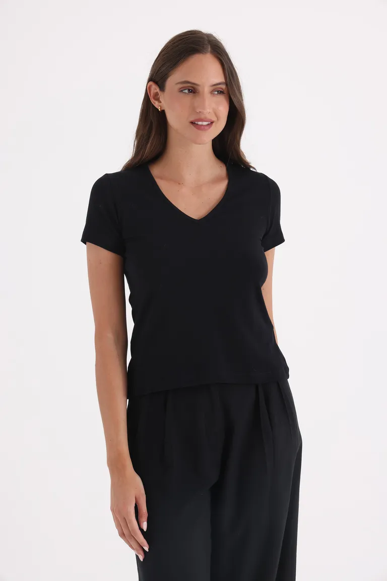 Remera básica de escote en V con corte regular y manga corta para mujer de Yagmour en Remeras para argentina