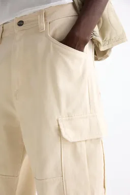 Cargo con costuras de Pull&Bear en Pantalones para argentina