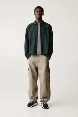 Cargo con costuras de Pull&Bear en Pantalones para argentina