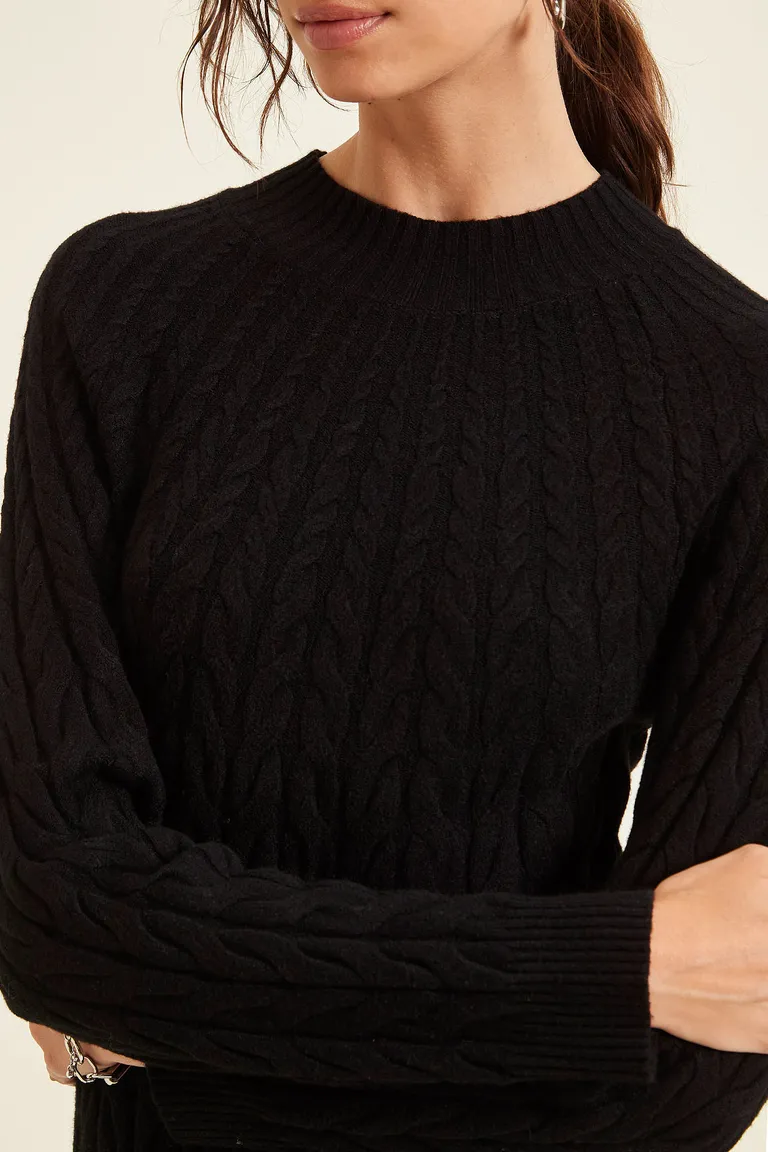 Vestido tejido con cuello redondo mangas largas y detalles de trenzas en el frente y mangas de Cuesta Blanca en Vestidos para argentina