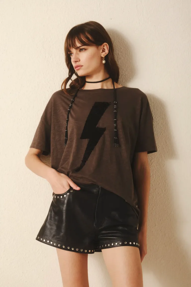 Shorts de cuero ovino con remaches plateados, diseño arrugado y efecto canchero de Rapsodia en Shorts para argentina