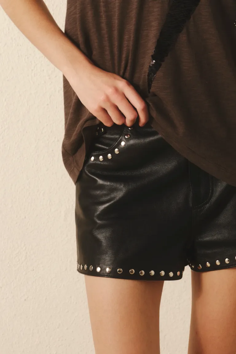 Shorts de cuero ovino con remaches plateados, diseño arrugado y efecto canchero de Rapsodia en Shorts para argentina