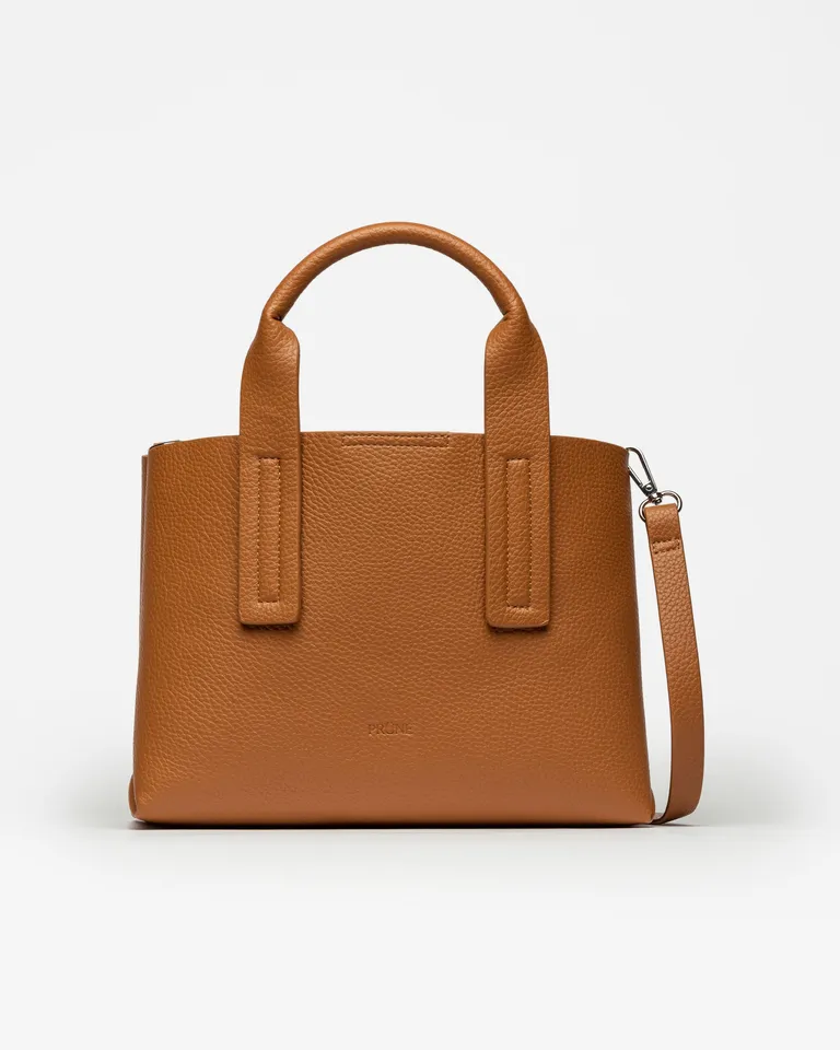 Cartera de mano Gaia en efecto cuero graneado con múltiples divisiones y cierre central de Prüne en Bolsos y Carteras para argentina