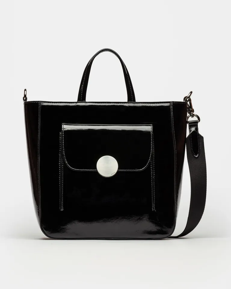 Shopper de cuero charol arrugado con herraje en níquel, de líneas simples y elegantes de Prüne en Bolsos y Carteras para argentina