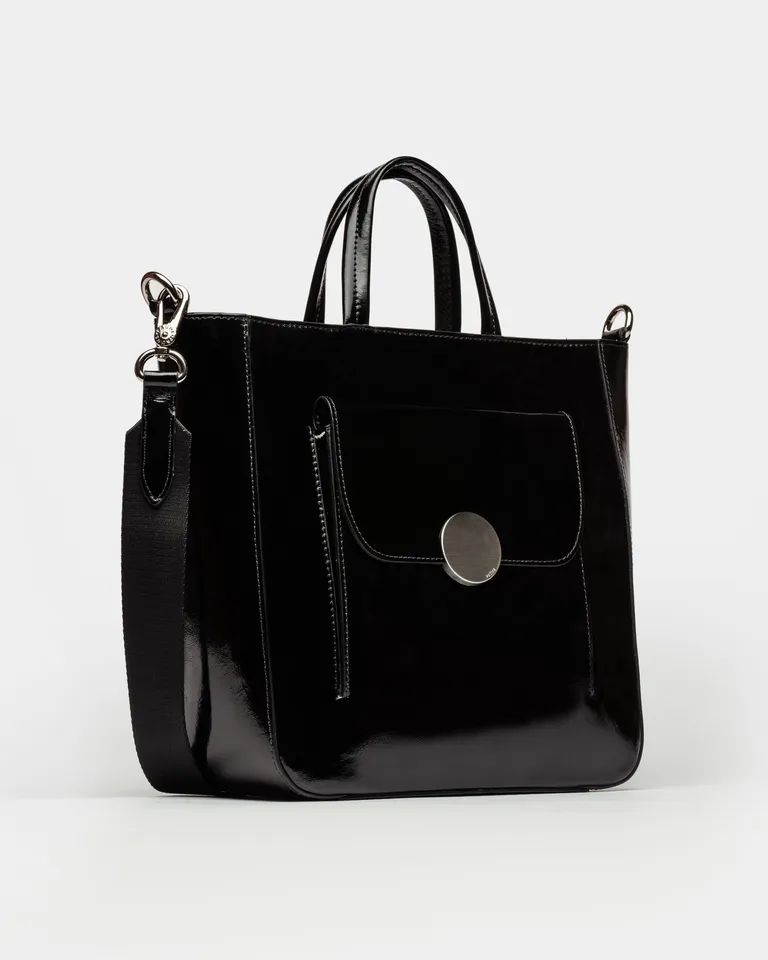 Shopper de cuero charol arrugado con herraje en níquel, de líneas simples y elegantes de Prüne en Bolsos y Carteras para argentina