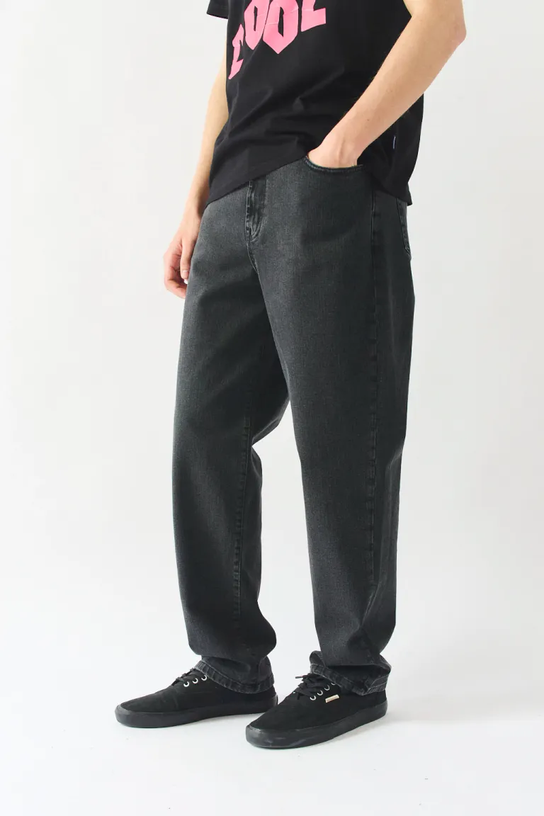Pantalón de corte regular, diseño versátil y cómodo para el hombre moderno de Bensimon en Pantalones para argentina