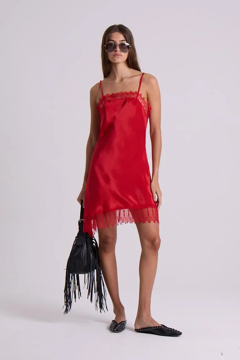 Vestido corto de crepe rojo con detalles de encaje de Maria Cher en Vestidos para argentina