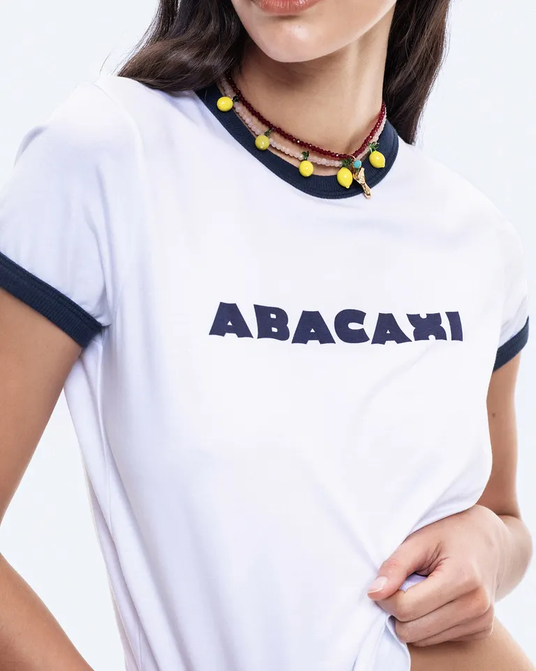 Remera blanca de diseño único con detalles bordados y estampado en delantero de Jazmin Chebar en Remeras para argentina