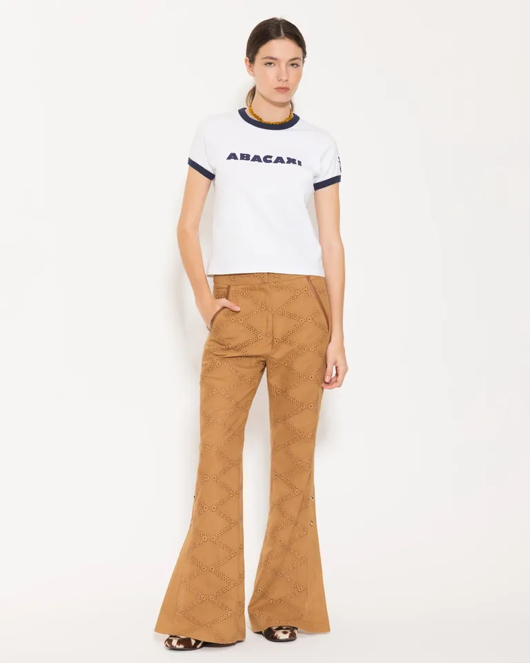 Remera blanca de diseño único con detalles bordados y estampado en delantero de Jazmin Chebar en Remeras para argentina
