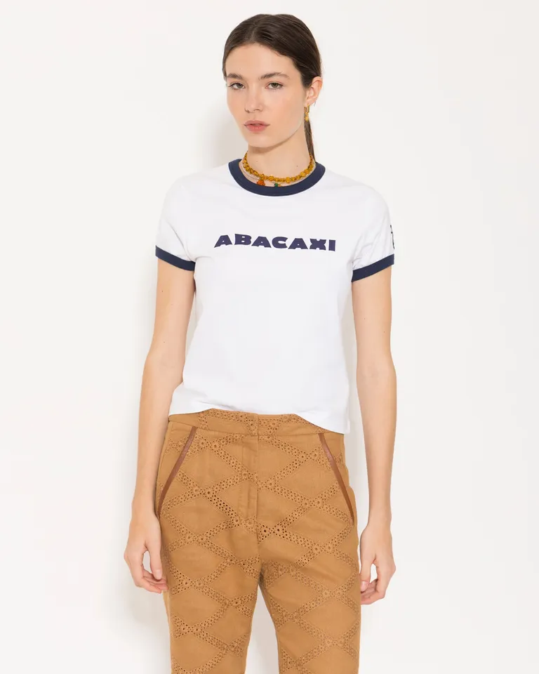 Remera blanca de diseño único con detalles bordados y estampado en delantero de Jazmin Chebar en Remeras para argentina