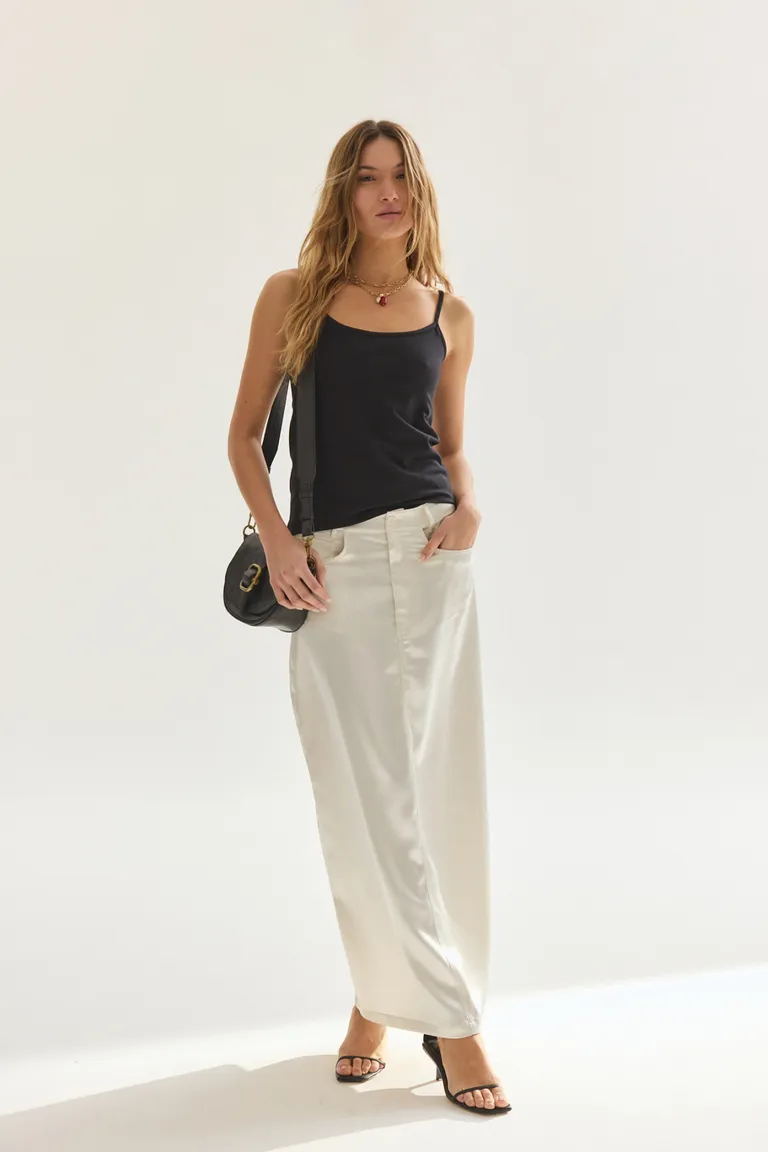 Musculosa negra de tirantes finos para mujer, de diseño sencillo y moderno de Akiabara en Tops para argentina