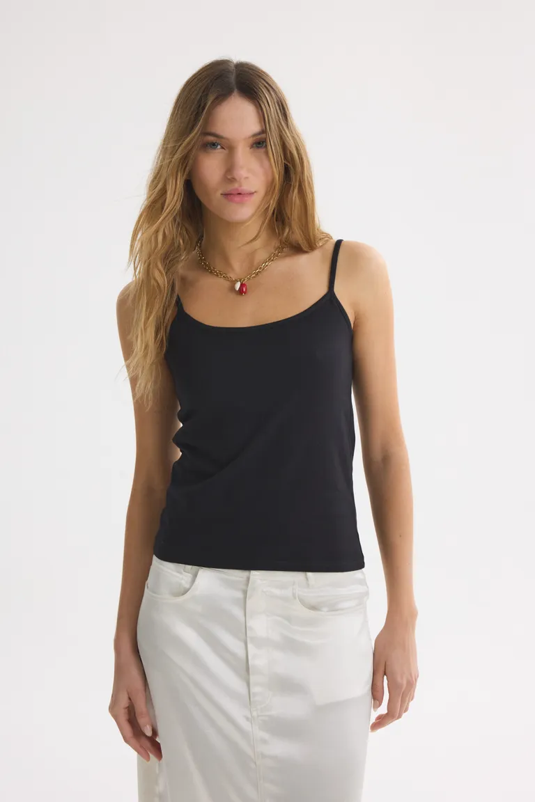 Musculosa negra de tirantes finos para mujer, de diseño sencillo y moderno de Akiabara en Tops para argentina