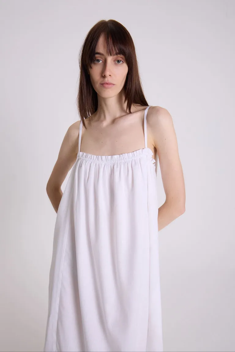 Vestido largo bretelero de gasa blanca con detalles fruncidos de Maria Cher en Vestidos para argentina