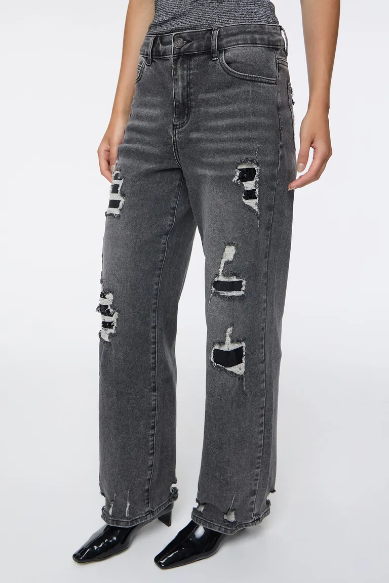 Pantalón recto con roturas y parches internos de diseño urbano de Cuesta Blanca en Pantalones para argentina