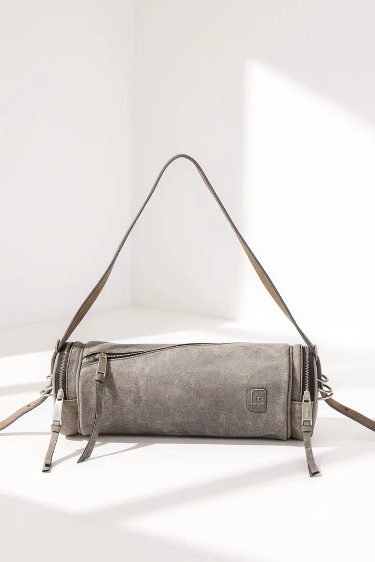 Cartera cilíndrica de cuero con cierre metálico y correa ajustable de Maria Cher en Bolsos y Carteras para argentina