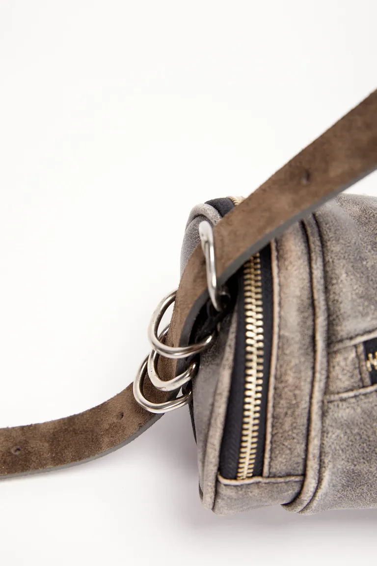 Cartera cilíndrica de cuero con cierre metálico y correa ajustable de Maria Cher en Bolsos y Carteras para argentina