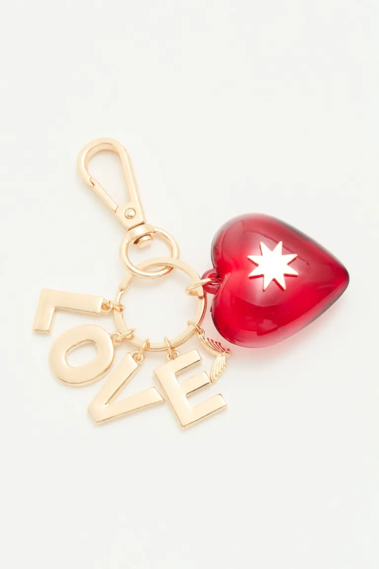 Llavero dorado con corazón rojo transparente y dijes de letras 'love' de Rapsodia en Llaveros para argentina