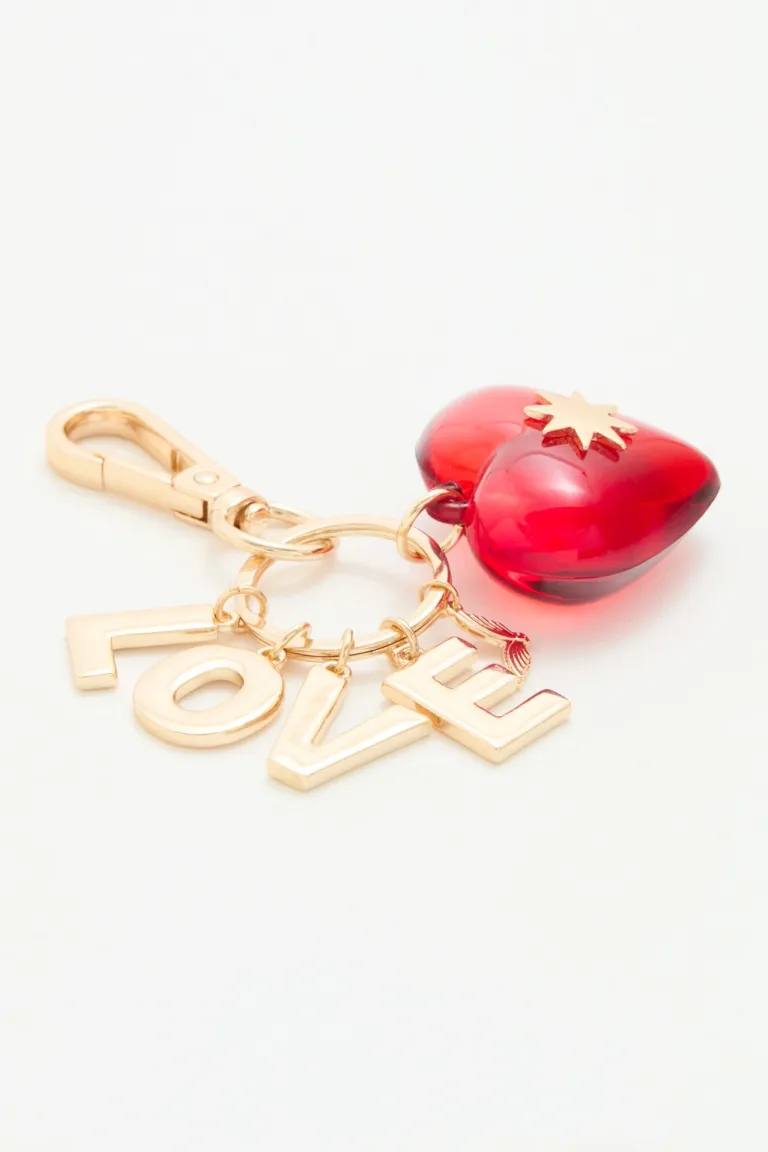 Llavero dorado con corazón rojo transparente y dijes de letras 'love' de Rapsodia en Llaveros para argentina
