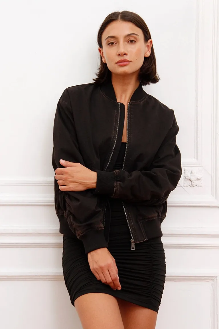 Campera bomber oversized con parche de strass en espalda y cierre con broches personalizados de Sofia Sarkany en Chaquetas para argentina