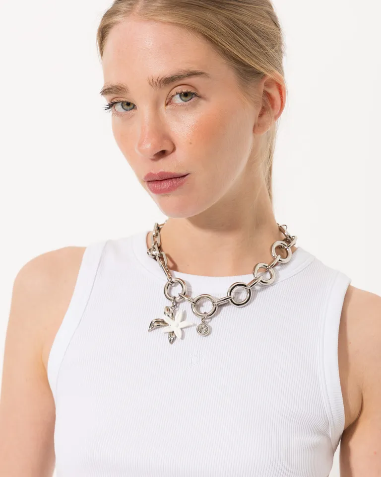 Collar de diseño audaz y llamativo con baño de plata y dijes colgantes de Jazmin Chebar en Bijouterie para argentina