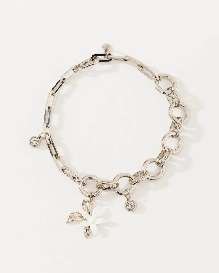 Collar de diseño audaz y llamativo con baño de plata y dijes colgantes de Jazmin Chebar en Bijouterie para argentina