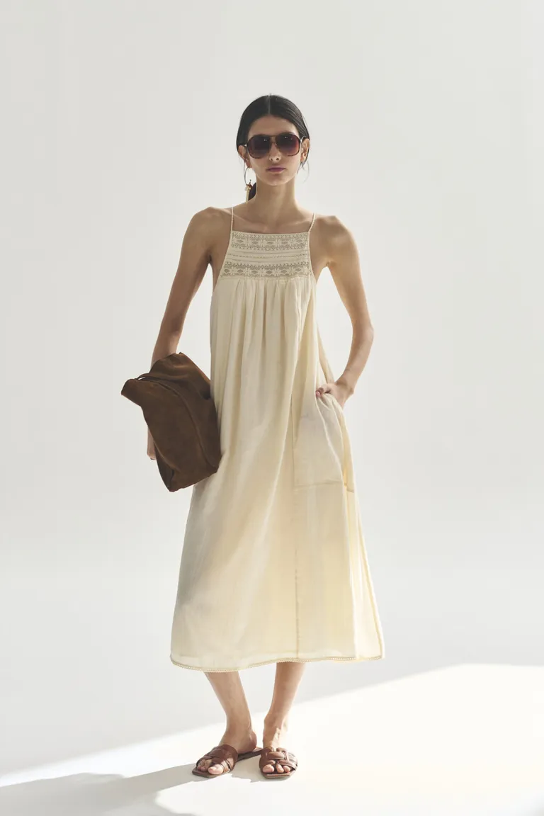 Vestido blanco de seda, elegante y de diseño fluido para ocasiones especiales de Akiabara en Vestidos para argentina