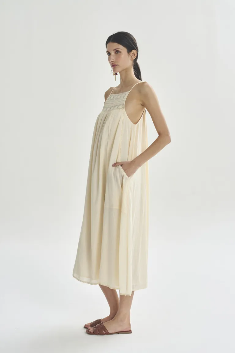 Vestido blanco de seda, elegante y de diseño fluido para ocasiones especiales de Akiabara en Vestidos para argentina