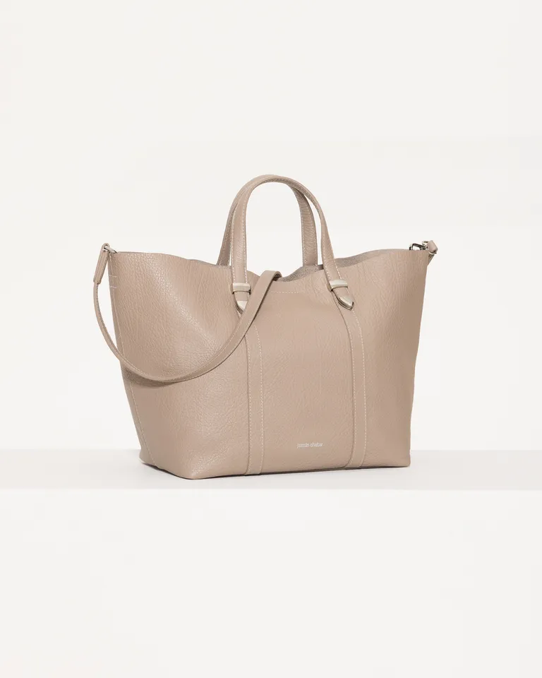 Bolso Tote de Cuero Vacuno Flor en Tonos Neutros y Diseño Minimalista de Jazmin Chebar en Bolsos y Carteras para argentina
