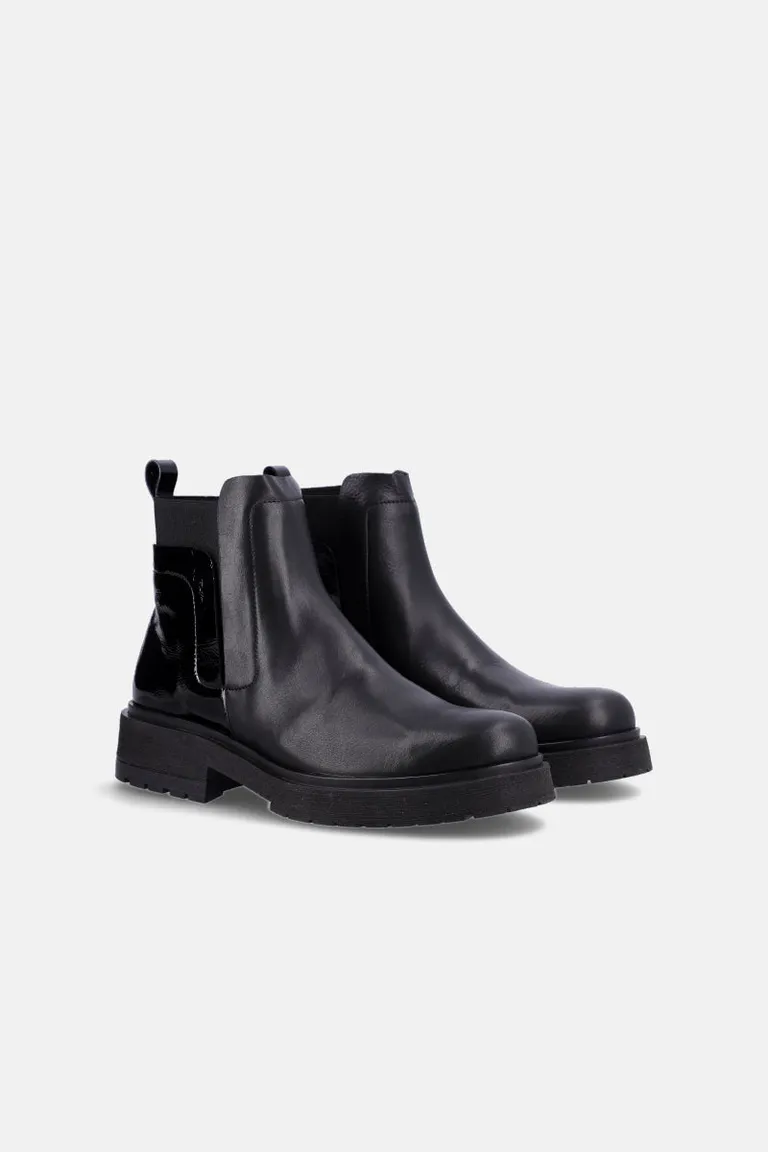 Botineta estilo Chelsea con suela track y combinación de texturas en el talón de Justaosadia en Botas y Botinetas para argentina