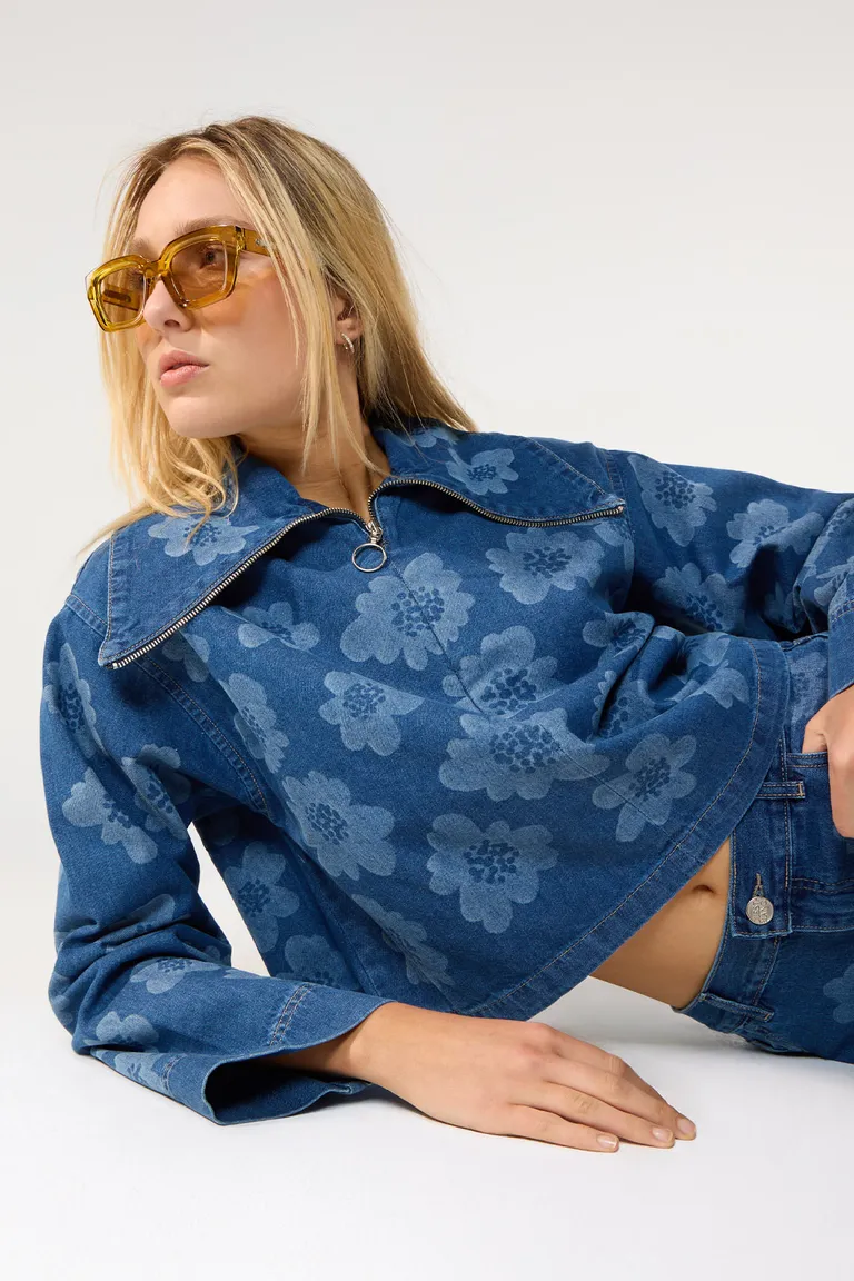 Buzo de denim azul oversize con detalles láser y ajuste de cuello de Cuesta Blanca en Buzos y Sweaters para argentina