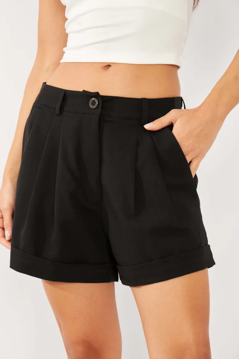 Shorts negro de tela sastrera con bolsillos laterales y dobladillo de Belle en Shorts para argentina