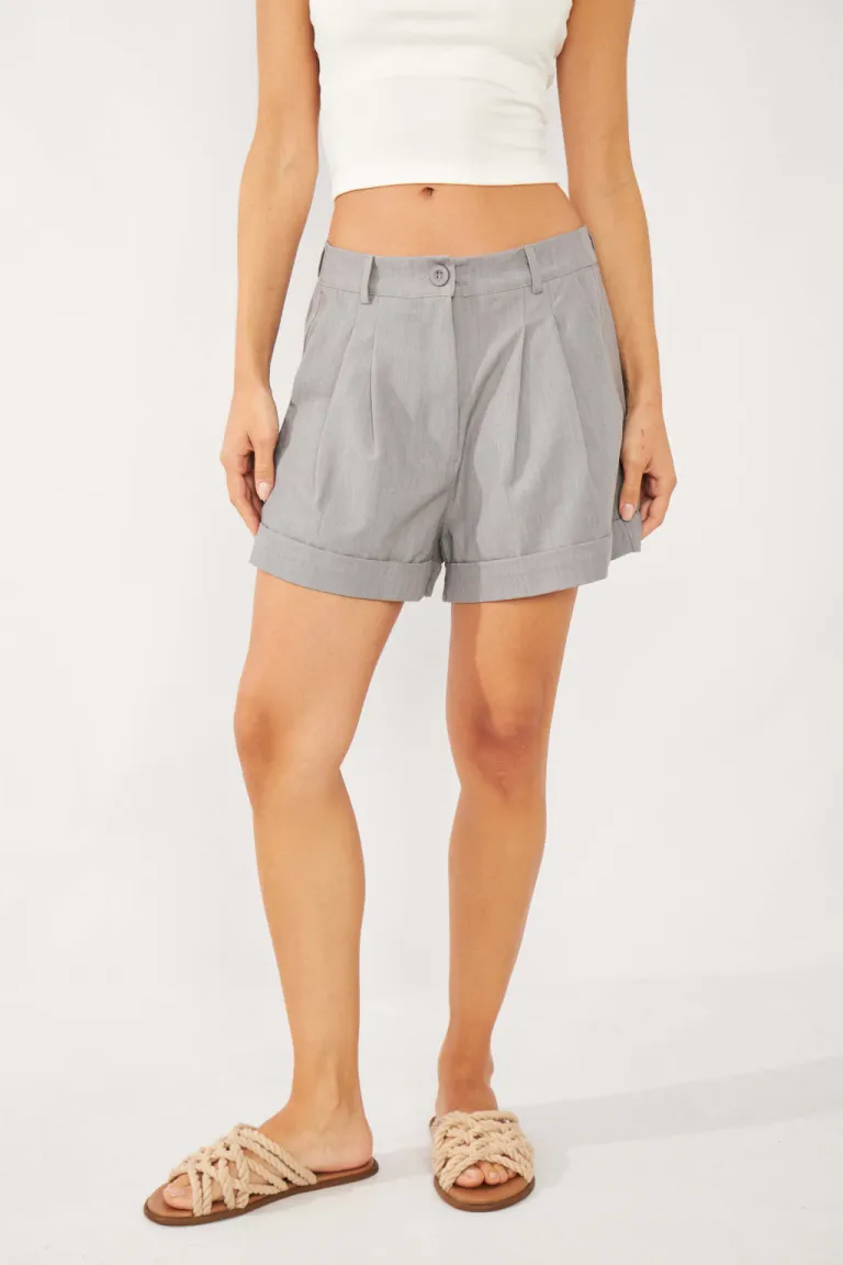 Shorts negro de tela sastrera con bolsillos laterales y dobladillo de Belle en Shorts para argentina