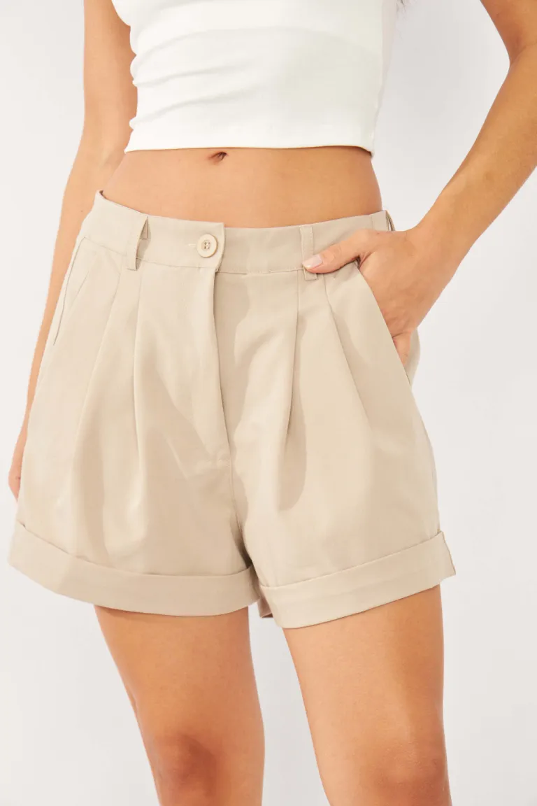 Shorts negro de tela sastrera con bolsillos laterales y dobladillo de Belle en Shorts para argentina