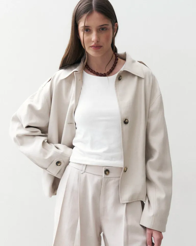 Trench corto con cuello solapa y diseño ajustable en lino para mujer de Sky en Tapados para argentina