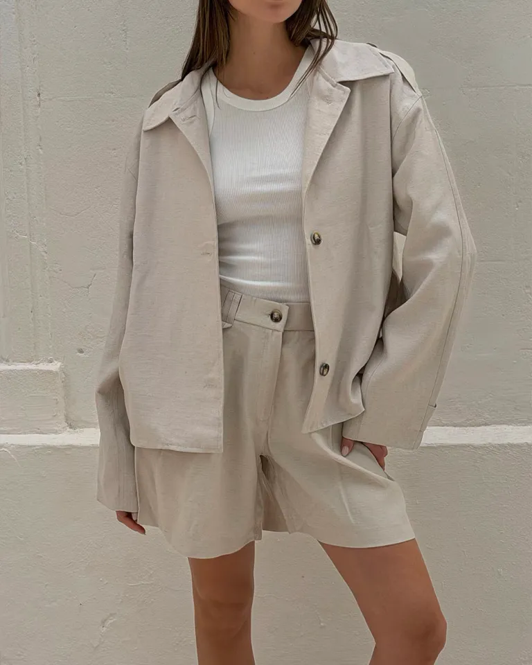 Trench corto con cuello solapa y diseño ajustable en lino para mujer de Sky en Tapados para argentina