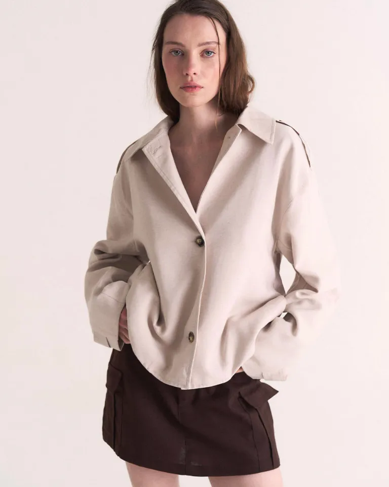 Trench corto con cuello solapa y diseño ajustable en lino para mujer de Sky en Tapados para argentina