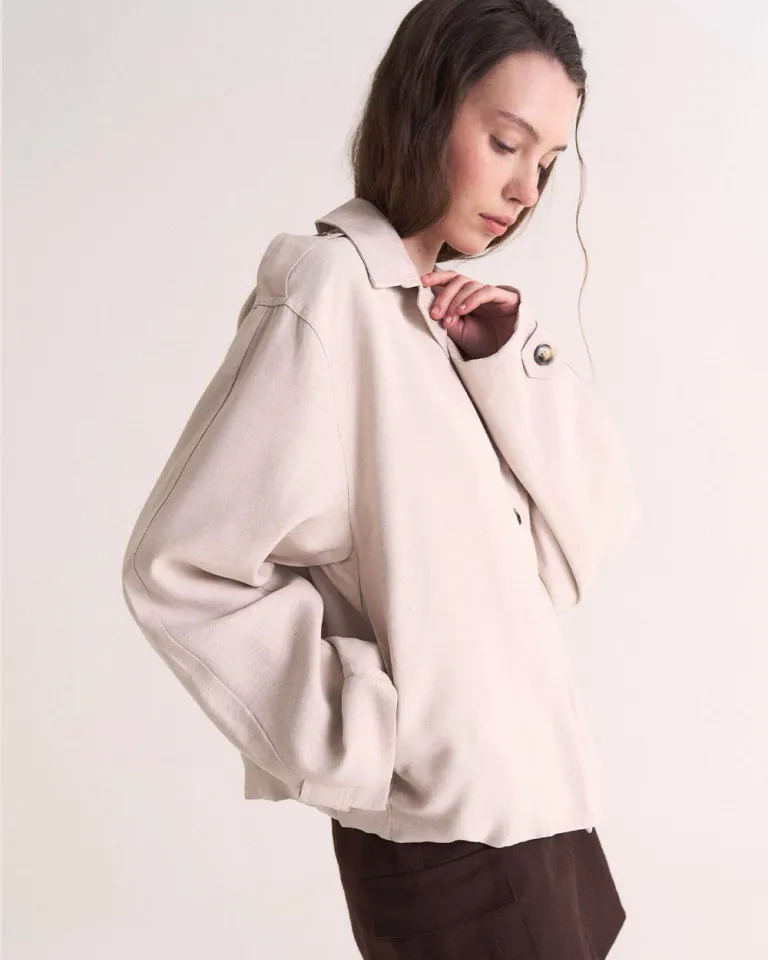 Trench corto con cuello solapa y diseño ajustable en lino para mujer de Sky en Tapados para argentina