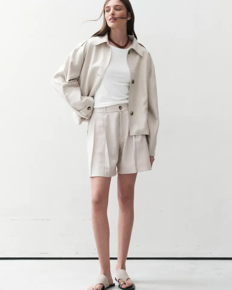 Trench corto con cuello solapa y diseño ajustable en lino para mujer de Sky en Tapados para argentina