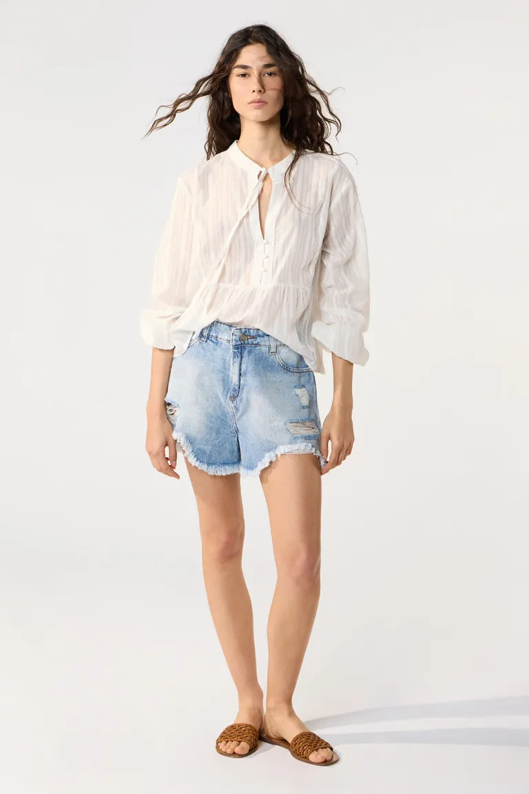 Shorts de mezclilla con diseño desgastado y corte holgado para mujer de Cuesta Blanca en Shorts para argentina