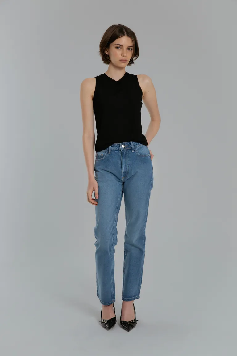 Pantalón de Jean Recto Azul con Desgaste Medio - Diseño Versátil y Cómodo de Naíma en Pantalones para argentina