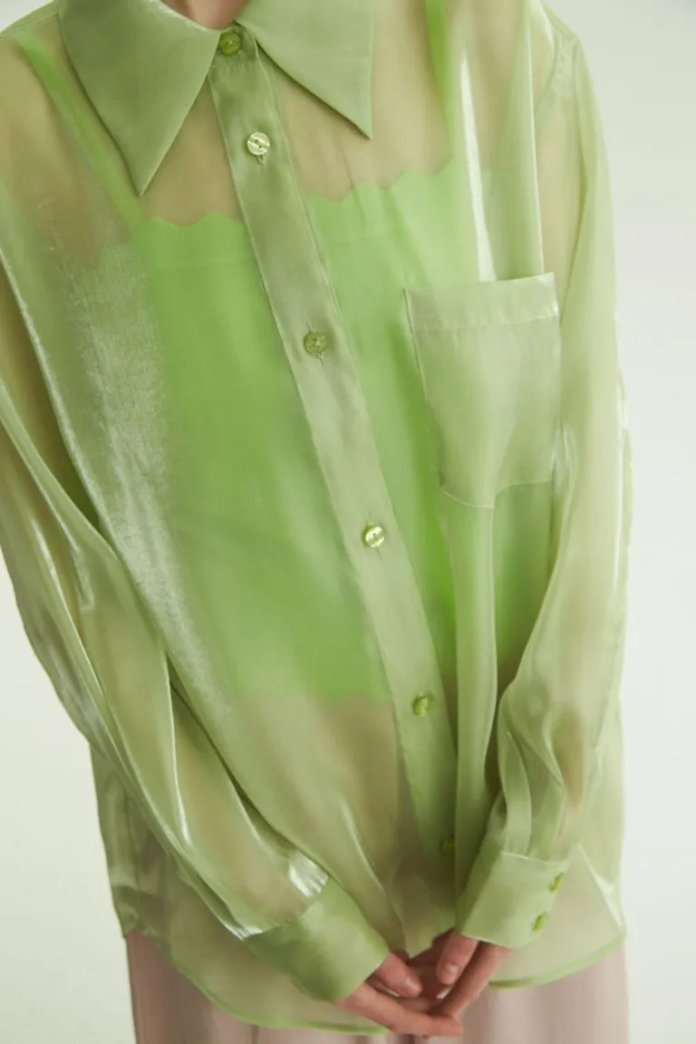 Camisa oversize de organza con brillo tornasolado y detalles sofisticados de Las Pepas en Camisas para argentina