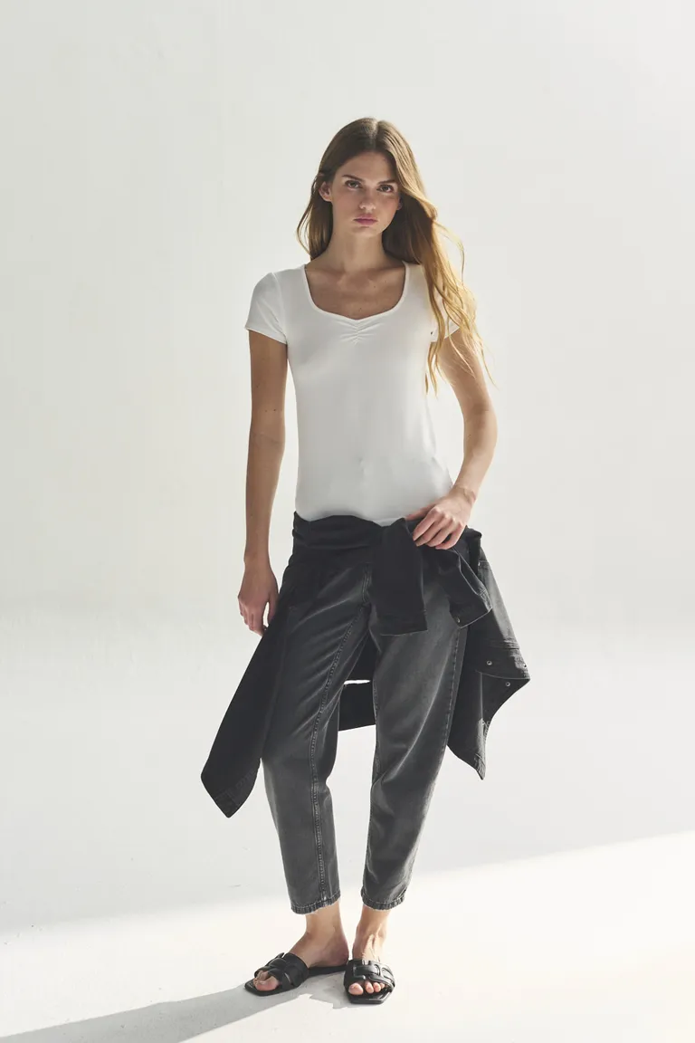 Remera de corte recto en color blanco para dama de Akiabara en Remeras para argentina