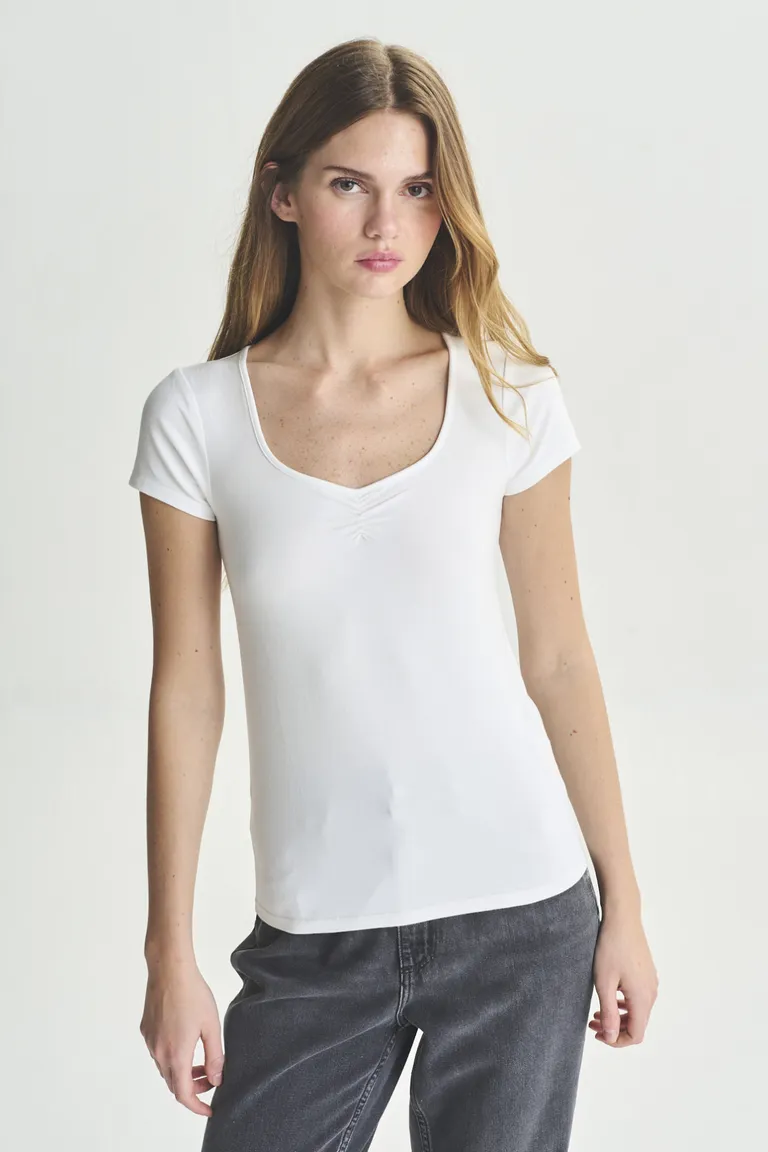 Remera de corte recto en color blanco para dama de Akiabara en Remeras para argentina