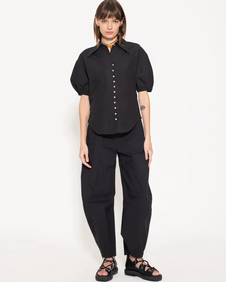 Pantalón negro de corte elegante y diseño contemporáneo para mujeres de Jazmin Chebar en Pantalones para argentina