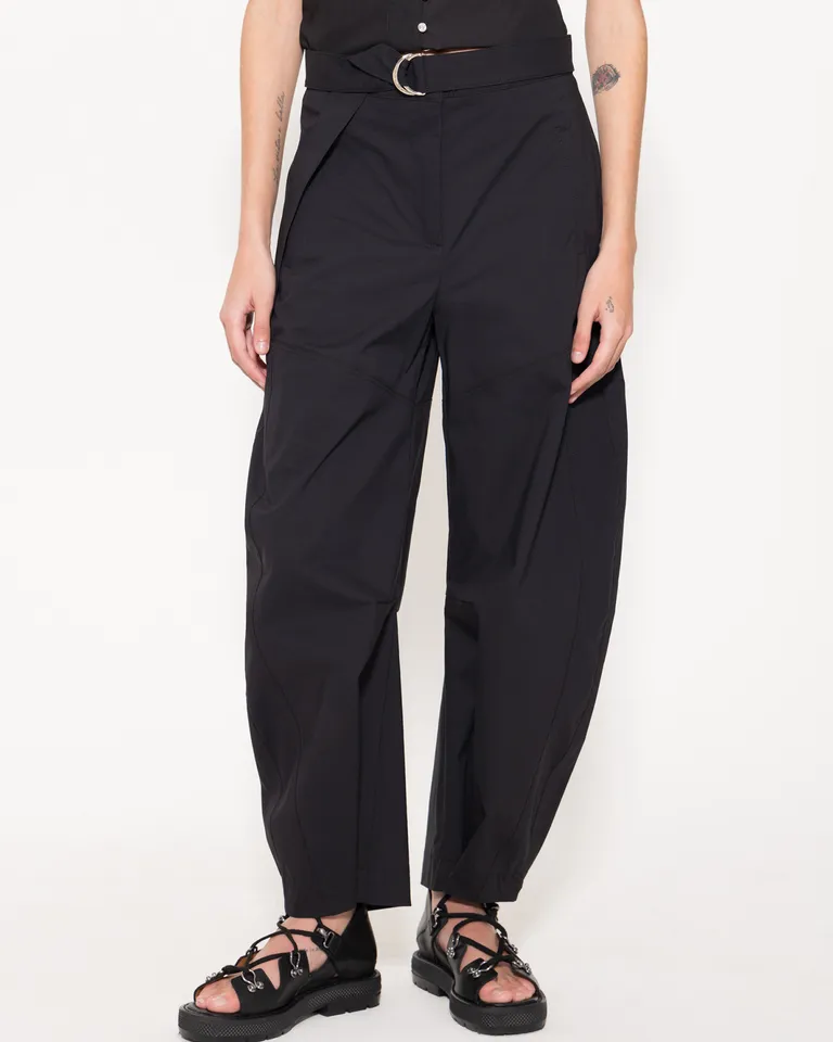 Pantalón negro de corte elegante y diseño contemporáneo para mujeres de Jazmin Chebar en Pantalones para argentina