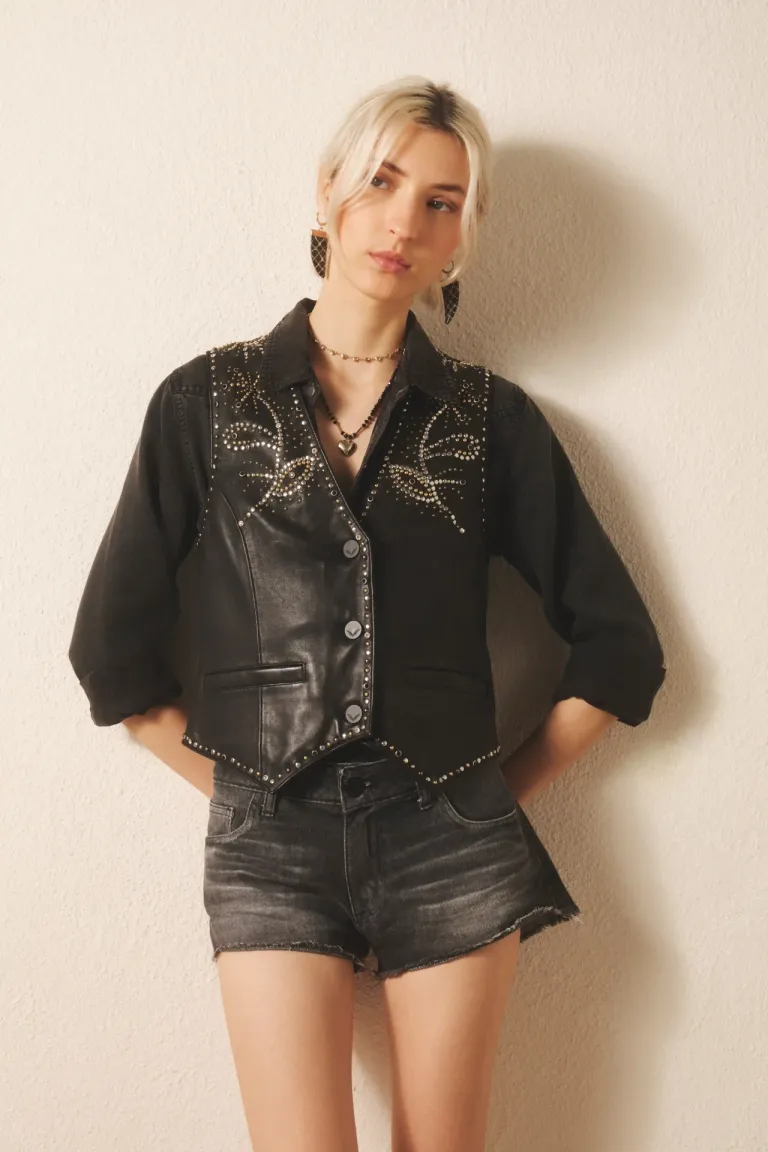 Chaleco de cuero negro con bordados metálicos en tonos mixtos de Rapsodia en Chalecos para argentina